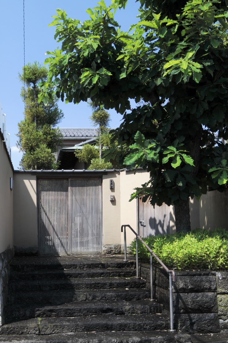 Street entrance   Street entrance